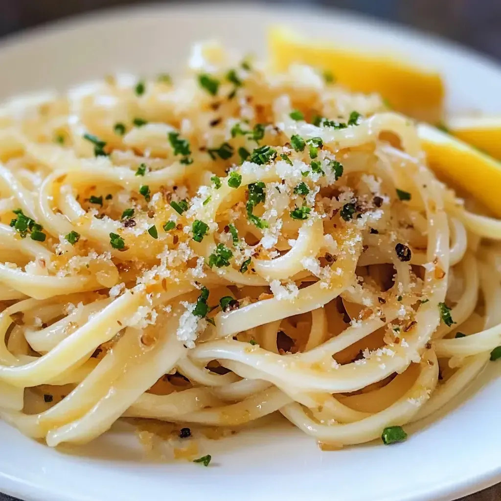 Una porción de pasta con hierbas y limones.